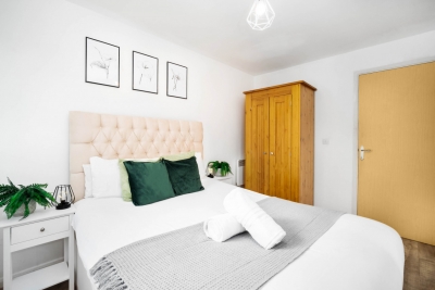 Modern City Centre Apartment - Balcony - Smart TV