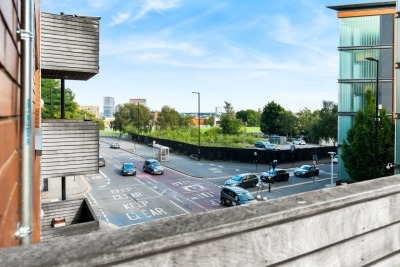Modern City Centre Apartment - Balcony - Smart TV