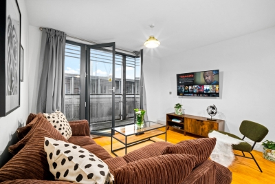 City Centre Apartment - China Town - Secure Parking - Balcony