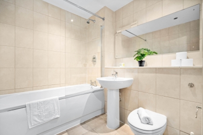 City Centre Apartment - China Town - Secure Parking - Balcony
