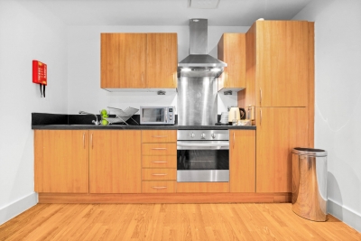 City Centre Apartment - China Town - Secure Parking - Balcony