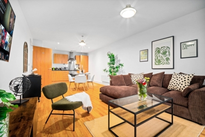 City Centre Apartment - China Town - Secure Parking - Balcony
