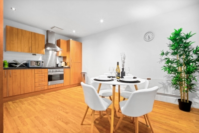 City Centre Apartment - China Town - Secure Parking - Balcony