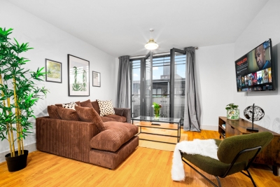 City Centre Apartment - China Town - Secure Parking - Balcony