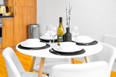City Centre Apartment - China Town - Secure Parking - Balcony