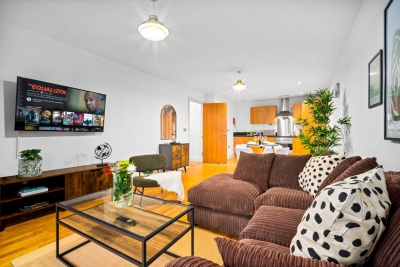 City Centre Apartment - China Town - Secure Parking - Balcony