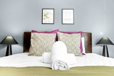 City Centre Apartment - China Town - Secure Parking - Balcony