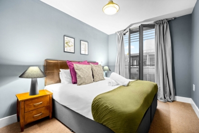 City Centre Apartment - China Town - Secure Parking - Balcony