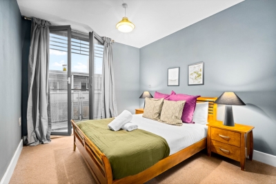 City Centre Apartment - China Town - Secure Parking - Balcony