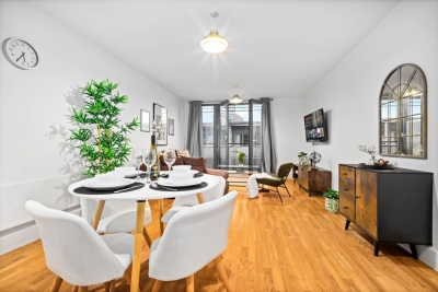 City Centre Apartment - China Town - Secure Parking - Balcony