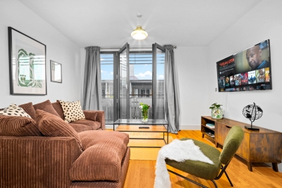 City Centre Apartment - China Town - Secure Parking - Balcony