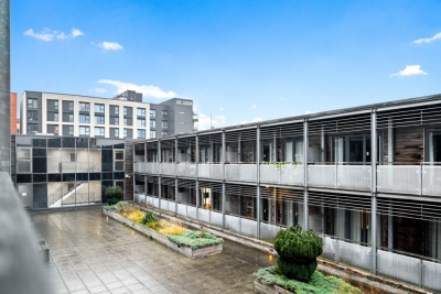 City Centre Apartment - China Town - Secure Parking - Balcony