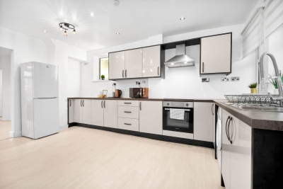 Stylish Three Bedroom House -  Sleeps 6 - Garden - Parking