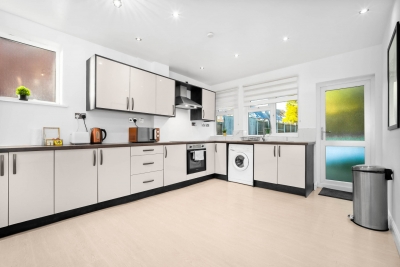 Stylish Three Bedroom House -  Sleeps 6 - Garden - Parking