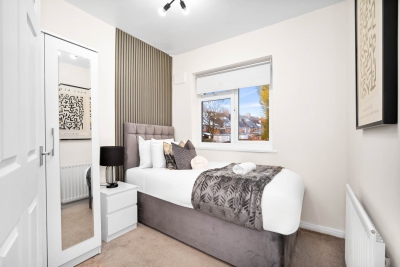 Stylish Three Bedroom House -  Sleeps 6 - Garden - Parking