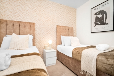 Stylish Three Bedroom House -  Sleeps 6 - Garden - Parking