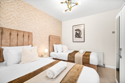 Stylish Three Bedroom House -  Sleeps 6 - Garden - Parking