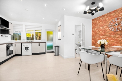 Stylish Three Bedroom House -  Sleeps 6 - Garden - Parking