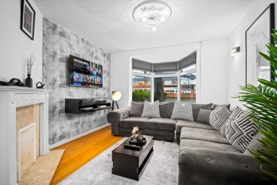 Stylish Three Bedroom House - Garden - Parking