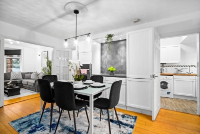 Stylish Three Bedroom House - Garden - Parking