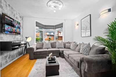 Stylish Three Bedroom House - Garden - Parking