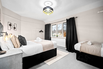 Stylish Three Bedroom House - Garden - Parking