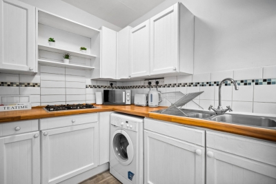 Stylish Three Bedroom House - Garden - Parking
