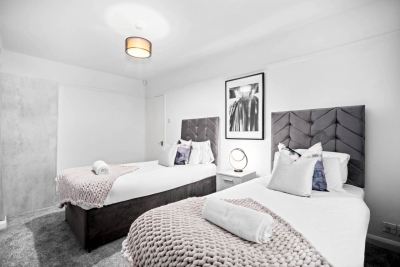 Stylish Three Bedroom House - Garden - Parking