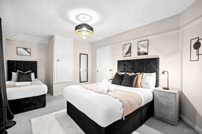 Stylish Three Bedroom House - Garden - Parking