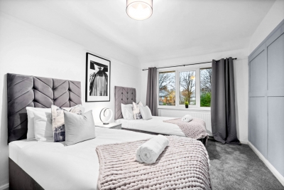 Stylish Three Bedroom House - Garden - Parking