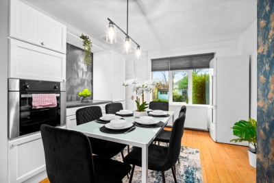 Stylish Three Bedroom House - Garden - Parking