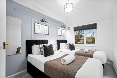 Stylish Three Bedroom House - Garden - Parking