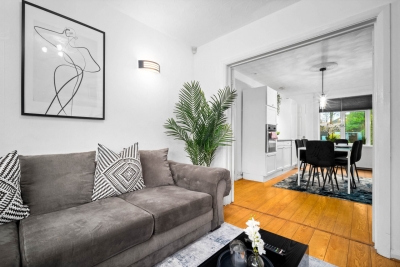 Stylish Three Bedroom House - Garden - Parking