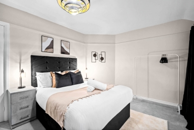 Stylish Three Bedroom House - Garden - Parking