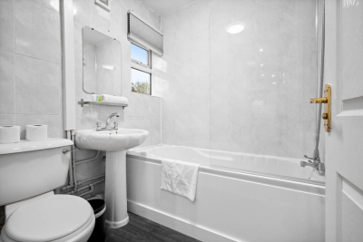 Stylish Three Bedroom House - Garden - Parking