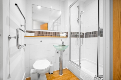 Stylish 2 Bedroom Apartment - City Centre - King Beds - Parking