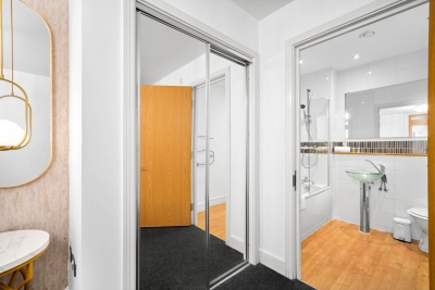 Stylish 2 Bedroom Apartment - City Centre - King Beds - Parking