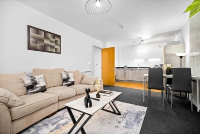 Stylish 2 Bedroom Apartment - City Centre - King Beds - Parking