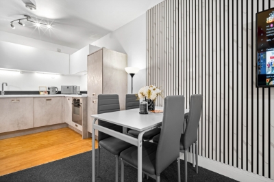 Stylish 2 Bedroom Apartment - City Centre - King Beds - Parking