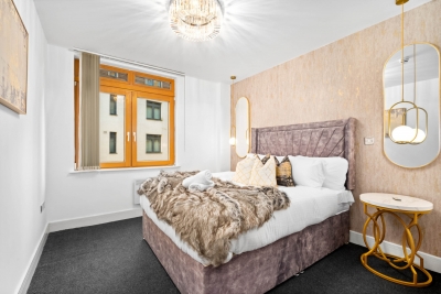Stylish 2 Bedroom Apartment - City Centre - King Beds - Parking