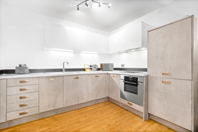 Stylish 2 Bedroom Apartment - City Centre - King Beds - Parking
