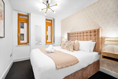 Stylish 2 Bedroom Apartment - City Centre - King Beds - Parking