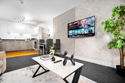 Stylish 2 Bedroom Apartment - City Centre - King Beds - Parking