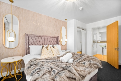 Stylish 2 Bedroom Apartment - City Centre - King Beds - Parking
