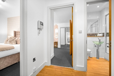 Stylish 2 Bedroom Apartment - City Centre - King Beds - Parking