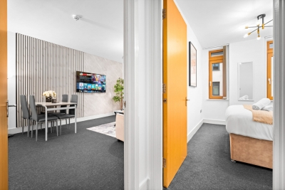 Stylish 2 Bedroom Apartment - City Centre - King Beds - Parking