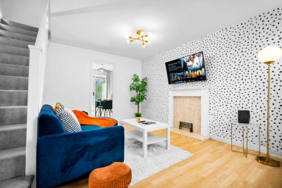 Stylish Two Bed House - Garden - Parking - WIFI
