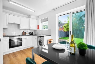 Stylish Two Bed House - Garden - Parking - WIFI