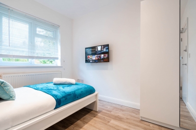 Stylish Four Bedroom House - Bedroom Tvs - Parking - Garden