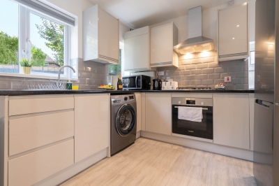 Stylish Four Bedroom House - Bedroom Tvs - Parking - Garden